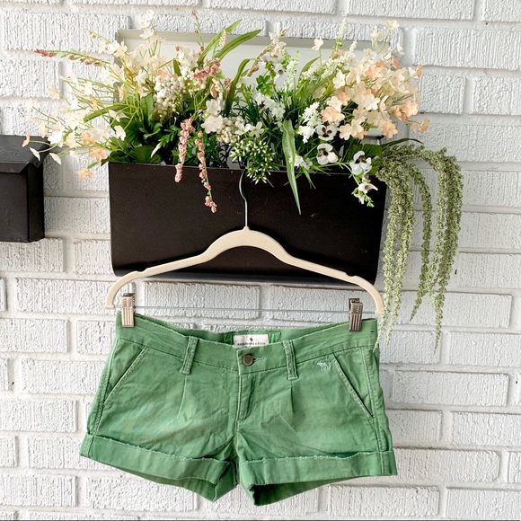Abercrombie & Fitch Green Cuffed Shorts Size 2 - Picture 1 of 8
